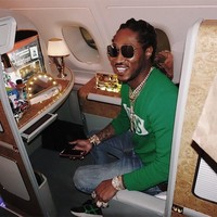 Untuk traveling, kabin first class tentu menjadi pilihan wajib Future. Sesekali ia juga terbang dengan jet pribadi. Foto: Instagram/@futurehendrixarmy