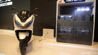 Baterainya menggunakan tipe lithium ion dengan kapasitas baterai utama 50,4 Volts atau 2x 20,8 Ah. Sementara baterai sekundernya digunakan baterai biasa berkapasitas 12 volts 5 Ah.