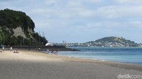 Kalau Sydney punya Pantai Bondi, Auckland di Selandia Baru punya Pantai Mission Bay. Asyik buat berjemur, asyik juga buat nongkrong bareng (Fitraya/detikTravel)