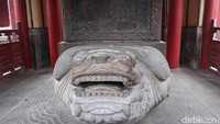 Batu prasasti tersebut tidak diangkut tapi diseret di atas sungai yang jadi es dari Beijing hingga Qufu. Hanya dalam waktu satu bulan, batu prasasti tersebut tiba di Qufu. (Bonauli/detikTravel)