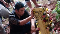 Artis Saphira Indah meninggal dunia di usia 32 tahun pekan lalu. Ini salah satu prosesi pemakamannya. Foto: Hanif Hawari/detikHOT