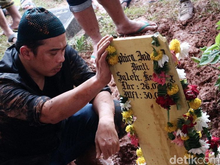 Perpisahan Sang Suami dengan Saphira Indah