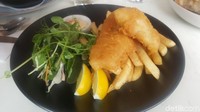 Fish and chips dengan porsi besar dan potongan lemon segar. Di pinggir laut, memang paling asyik makan ini (Fitraya/detikTravel)