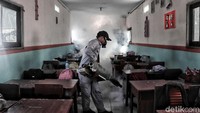 Kawasan sekolah pun tak luput dari perhatian petugas. Tiap ruang kelas dilakukan fogging untuk mencegah berkembangnya jentik-jentik nyamuk aedes aegypti yang menjadi penyebab penyakit demam berdarah.
