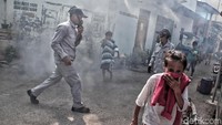 Petugas mengatakan kegiatan fogging dilakukan berdasarkan laporan warga bahwa di kawasan Semper Barat telah ditemukan korban terjangkit DBD.