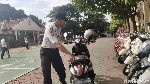 Sosoknya Viral, Begini Aksi Pak Slamet Rapikan Motor Sesuai Warna
