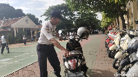 Kebiasaan ini sudah dilakukan Pak Slamet sejak awal dia menjadi satpam yaitu tahun 2000. Selain karena suka keindahan, Pak Slamet juga ingin memudahkan siswa yang mengambil motor. Tujuannya apa saya merapikan? Untuk memudahkan pemilik motor keluar, supaya enak, ucap Pak Slamet.