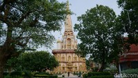 Jika traveler ingin berkunjung dan masuk ke dalam vihara, tolong alas kakinya dilepas ya. Juga jangan membuat keributan di kawasan vihara karena akan mengganggu pengunjung yang berdoa. (Syanti/detikTravel)