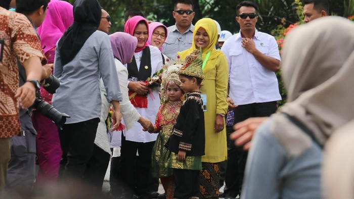 Senangnya Siswa PAUD di Aceh Dapat Hadiah Boneka dari Ibu Negara