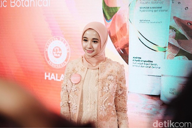 Selain make up, Bella juga sangat hati-hati memilih busana yang dipakai. Pemilik label L by LCB ini memiliki gaya hijab yang khas yaitu hijab segi empat. Foto: Silmia Putri/Wolipop