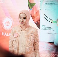 Selain make up, Bella juga sangat hati-hati memilih busana yang dipakai. Pemilik label L by LCB ini memiliki gaya hijab yang khas yaitu hijab segi empat. Foto: Silmia Putri/Wolipop