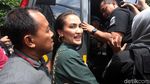 Desak-desakan, Atiqah Hasiholan Temani Ratna Sarumpaet ke Kejari