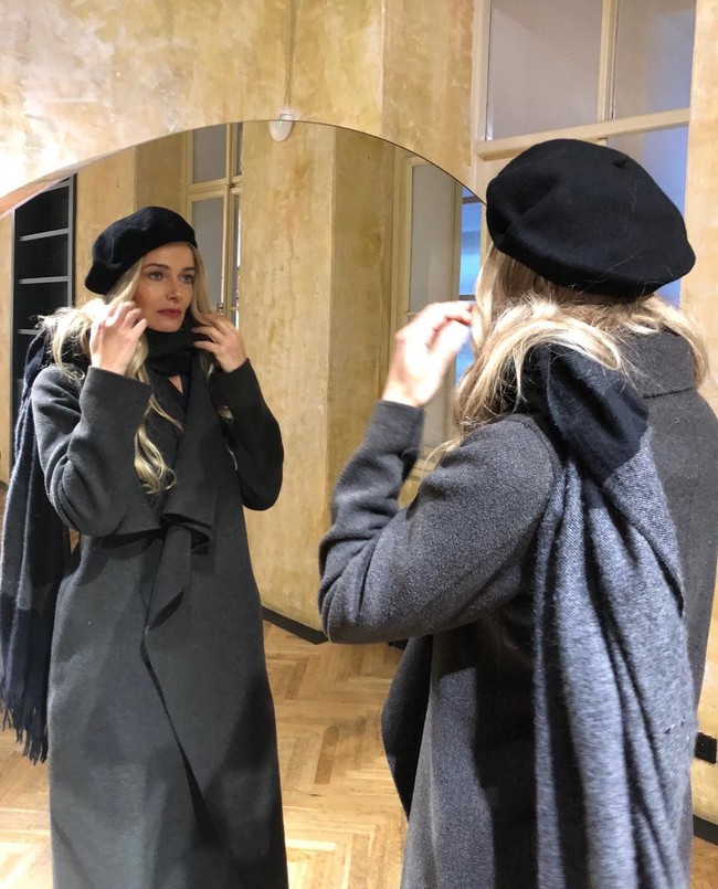 Paulina, you are the sexiest, most beautiful woman I follow on Instagram. You are still the SI model I remember!! tulis netizen. Stunning as always Pauline, komentar netizen lainnya.  Foto: Instagram (@paulinaporizkov)