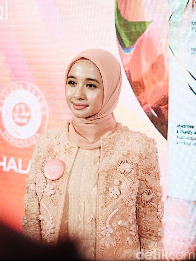Bahkan, Bella jarang memakai bedak. Ia maksimalkan perawatan kulit seperti serum, day cream, dan sunscreen. Untuk make up, andalannya adalah cushion, pensil alis, dan lipstik. Foto: Silmia Putri/Wolipop