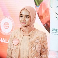 Bahkan, Bella jarang memakai bedak. Ia maksimalkan perawatan kulit seperti serum, day cream, dan sunscreen. Untuk make up, andalannya adalah cushion, pensil alis, dan lipstik. Foto: Silmia Putri/Wolipop