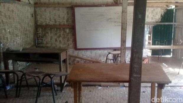 Dinding Jebol Lantai Bilik, Madrasah di Sukabumi Ini Memprihatinkan