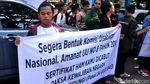 Aksi Jalan Mundur Puluhan Penyandang Disabilitas di Bandung