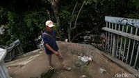 Warga melintas di JPO Terminal Kampung Rambutan yang rusak dan tak terawat, Jakarta, Kamis (31/1/2019).