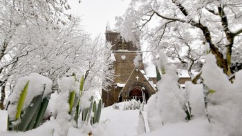 Yang ini merupakan pemandangan di Lancashire, Inggris. Bulan ini salju menerjang wilayah Britania Raya sampai mengusik moda transportasi. (Foto: Anthony Devlin/Getty Images)