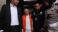 Ratna keluar dari Rutan Polda Metro Jaya dengan dikawal polisi.
