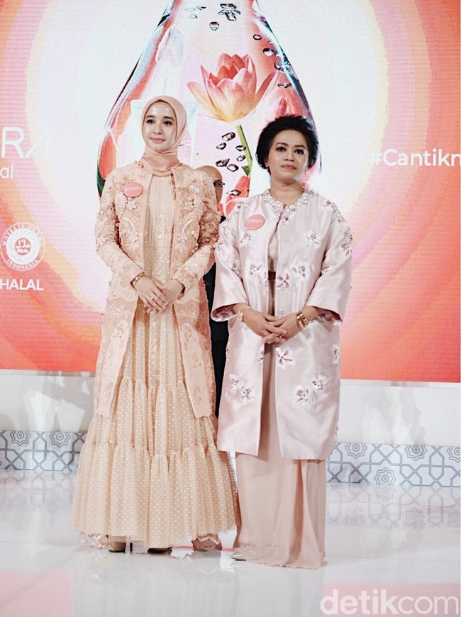 Aktris cantik Laudya Cynthia Bella dikenal dengan gaya hijab yang simple, feminin, dan manis. Ia tak suka tampil berlebihan, termasuk pada pilihan kosmetiknya. Foto: Silmia Putri/Wolipop