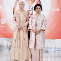 Aktris cantik Laudya Cynthia Bella dikenal dengan gaya hijab yang simple, feminin, dan manis. Ia tak suka tampil berlebihan, termasuk pada pilihan kosmetiknya. Foto: Silmia Putri/Wolipop