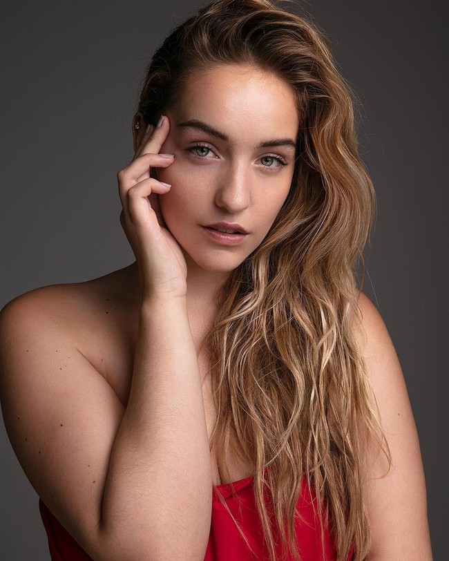 Selain berparas cantik dan datang dari keluarga Bella juga Gigi Hadid, Joann mendapat banyak penggemar karena ia sering memberi pesan tentang mencintai tubuh sendiri, entah bagaimana bentuknya. Joann sering memberi kata-kata inspiratif agar wanita tak perlu insecure walau tak punya tubuh langsing bak model. Foto: Instagram/ Joann Van Den Herik