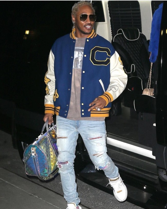 Future memadukan gaya kasualnya dengan tas travel Louis Vuitton berbahan kulit hologram rancangan Virgil Abloh. Di tengok di situs Louis Vuitton, tas bernama Keepall Bandouliere 50 ini dijual seharga US$ 3.850 atau Rp 53 juta. Foto: Instagram/@futurehendrixarmy