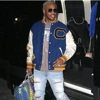 Future memadukan gaya kasualnya dengan tas travel Louis Vuitton berbahan kulit hologram rancangan Virgil Abloh. Di tengok di situs Louis Vuitton, tas bernama Keepall Bandouliere 50 ini dijual seharga US$ 3.850 atau Rp 53 juta. Foto: Instagram/@futurehendrixarmy