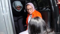 Ratna kemudian dimasukkan ke dalam mobil tahanan Polda Metro Jaya dengan dikawal Polwan. 