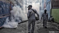 Fogging dilakukan untuk mengantisipasi penyebaran penyakit demam berdarah dengue (DBD) yang meningkat di musim hujan.