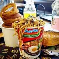 Laris Manis! Restoran di Australia Sajikan Burger Isi Indomie Goreng 