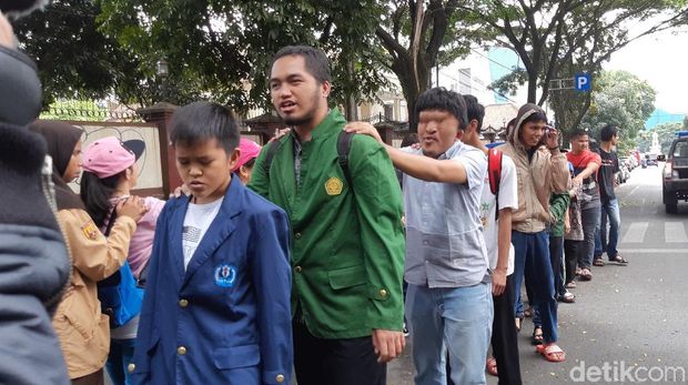 Penyandang Disabilitas di Bandung Aksi Jalan Mundur 4 Kilometer