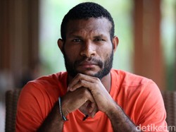 Marinus lahir dan besar di daerah pesisir di Kabupaten Sarmi, berjarak kurang lebih 300 km dari Jayapura. Demi untuk mengikuti seleksi di PPLP, Marinus nekat menjual PS milik temannya.