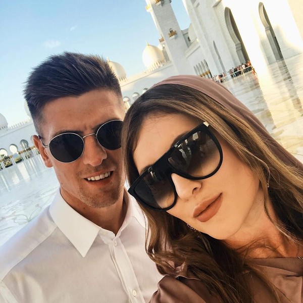 Awal tahun 2019 ini, Piatek bersama pacarnya liburan ke Abu Dhabi. Mereka pun mendatangi Masjid Sheikh Zayed yang serba putih (Instagram/pjona_9) Awal tahun 2019 ini, Piatek bersama pacarnya liburan ke Abu Dhabi. Mereka pun mendatangi Masjid Sheikh Zayed yang serba putih (Instagram/pjona_9)