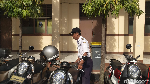 Sosoknya Viral, Begini Aksi Pak Slamet Rapikan Motor Sesuai Warna