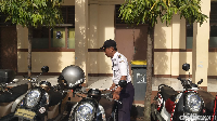 Menurut Pak Slamet, seorang satpam juga harus punya inisiatif. Dia tidak mau hanya bekerja saat dilihat atasan. 