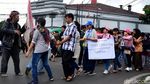 Aksi Jalan Mundur Puluhan Penyandang Disabilitas di Bandung