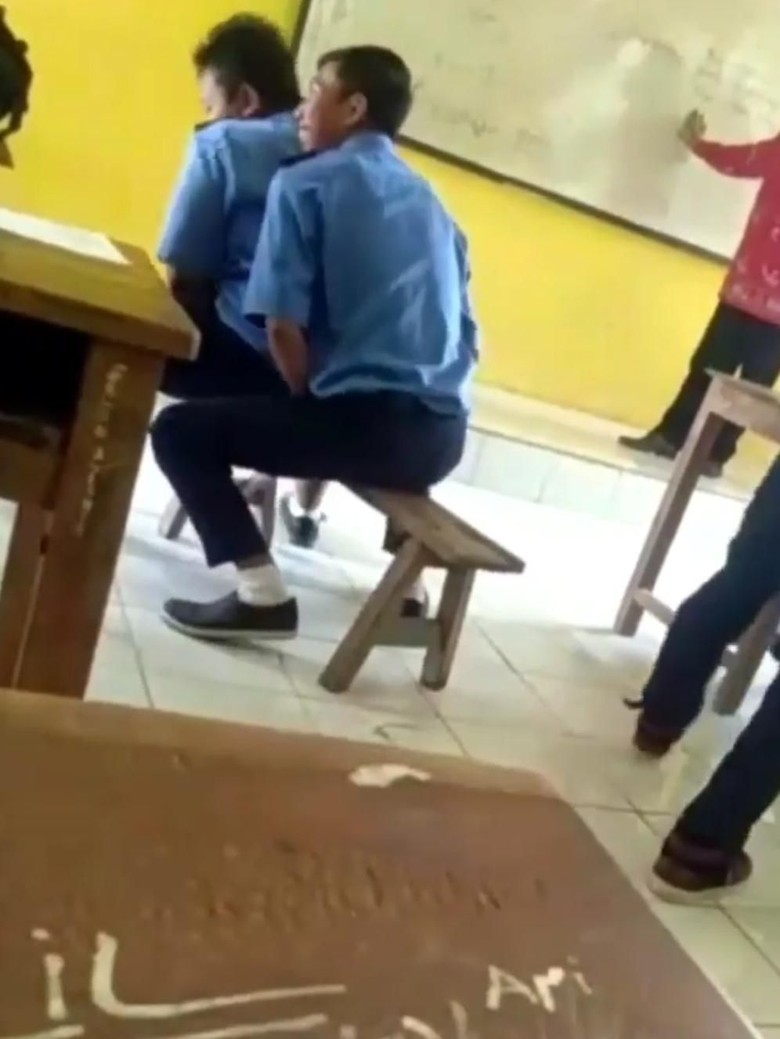 Miris, Siswa Asyik Main Kuda-kudaan saat Guru Serius Mengajar Miris, Siswa Asyik Main Kuda-kudaan saat Guru Serius Mengajar