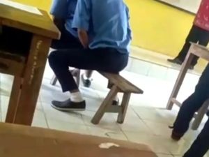 Miris, Siswa Asyik Main Kuda-kudaan saat Guru Serius Mengajar