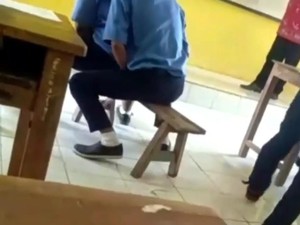 Miris, Siswa Asyik Main Kuda-kudaan saat Guru Serius Mengajar