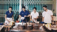 Jalan-jalan ke Medan bareng Rio Dewanto, Kevin ditantang bikin martabak. Ada juga Prisia Nasution dan Patricia Gouw yang nampak asyik meracik martabak. Foto: Instagram ykhendrawan