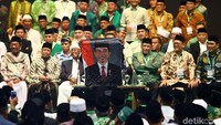 Foto Presiden Jokowi turut dibentangkan saat ia memasuki ruangan acara tersebut di Jakarta Convention Center.
