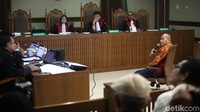 Kuasa hukum Lucas pun memprotes jaksa yang memutar suara rekaman percakapan yang tidak diketahui Jaman. Namun jaksa berargumen pembuktian itu perlu untuk mengetahui apakah Jaman mengenal James Riady, Eddy Sindoro, atau Lippo Group yang diduga berkaitan dengan Lucas.