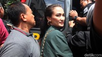 Atiqah Hasiholan berdesak-desakan dengan awak media saat masuk ke dalam mobil tahanan. Ia ingin mendampingi Ratna Sarumpaet ke Kejaksaan Negeri Jakarta Selatan.  Foto: Lamhot Aritonang/detikFoto