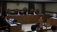 Dalam persidangan ini, Lucas menjadi terdakwa lantaran membantu Eddy Sindoro kabur dari pemeriksaan KPK. Saat itu Eddy Sindoro berada di luar negeri selama 2 tahun sejak ditetapkan sebagai tersangka KPK. Eddy Sindoro merupakan mantan Presiden Komisaris Lippo Group.