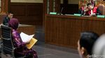 Gaya Serba Ungu Eks Dirut Pertamina Saat Jalani Sidang Perdana