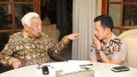 Ia juga pernah menerima penghargaan Satya Lencana Perang Kemerdekaan (I dan II), SL Karya Bhakti, SL Yana Utama, SL Panca Warsa, SL Peringkat Perjuangan Kemerdekaan RI, dan SL Penegak Veteran Pejuang Kemerdekaan RI.