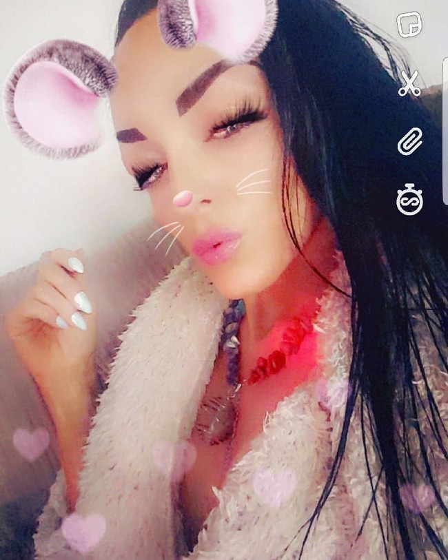 Saat aku mulai main Instagram pada 2012 ketika aku hamil delapan bulan anak bungsu, aku melihat foto-foto binaragawan perempuan dan kagum dengan mereka. Aku bertekad untuk berubah sehingga aku pergi ke gym hanya dua minggu setelah melahirkan dan menggunakan treadmill, meskipun telah diperingatkan oleh bidan untuk tidak melakukan aktivitas berat selama enam minggu pertama, ungkap Natasha seperti dikutip dari The Sun. Foto: dok. Instagram @natasha_ukbff_bodyfitness_xx