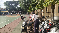 Sendirian, Pak Slamet mengatur deretan motor Honda Beat berdasarkan warnanya. Pak Slamet menyebut ada sekitar 450 motor yang biasanya dia rapikan. 